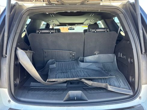 Used 2023 GMC Yukon SLT w/ SLT Premium Package image 16