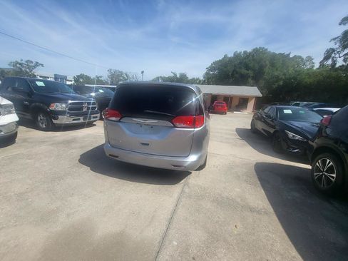 Used 2017 Chrysler Pacifica Touring w/ Tire & Wheel Group FWD image 29