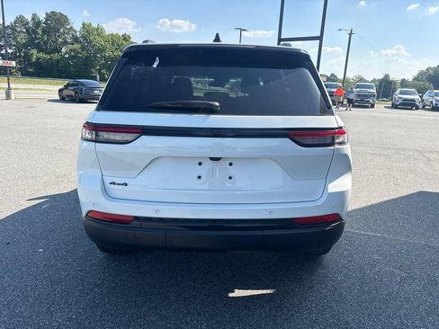 Used 2023 Jeep Grand Cherokee Altitude AWD/4WD image 7