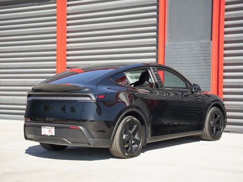 Used 2026 Tesla Model Y Long Range image 4