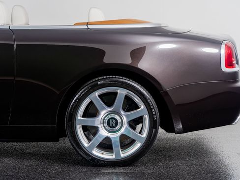 Used 2017 Rolls-Royce Dawn image 17