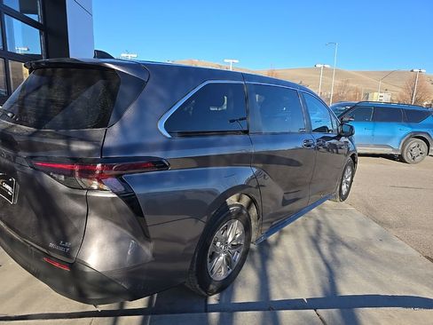 Used 2023 Toyota Sienna LE image 6
