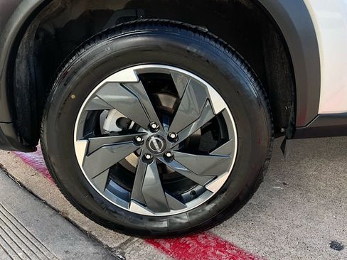 Used 2025 Nissan Rogue SV image 9