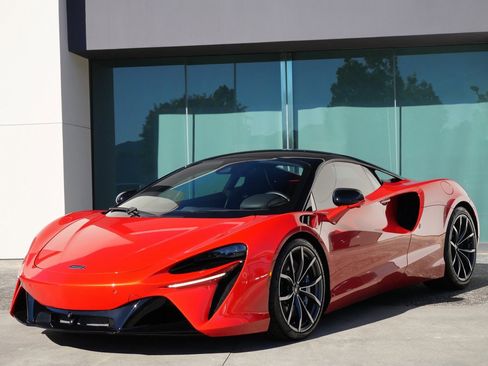 Used 2024 McLaren Artura image 15