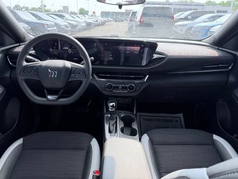 Used 2025 Buick Envista Preferred w/ Advanced Safety Package FWD image 21