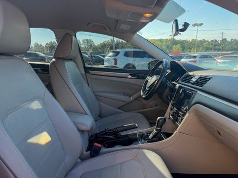 Used 2018 Volkswagen Passat 2.0T R-Line w/ R-Line Lighting Package FWD image 21