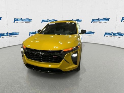 Used 2024 Chevrolet Trax RS w/ Sunroof Package FWD image 4