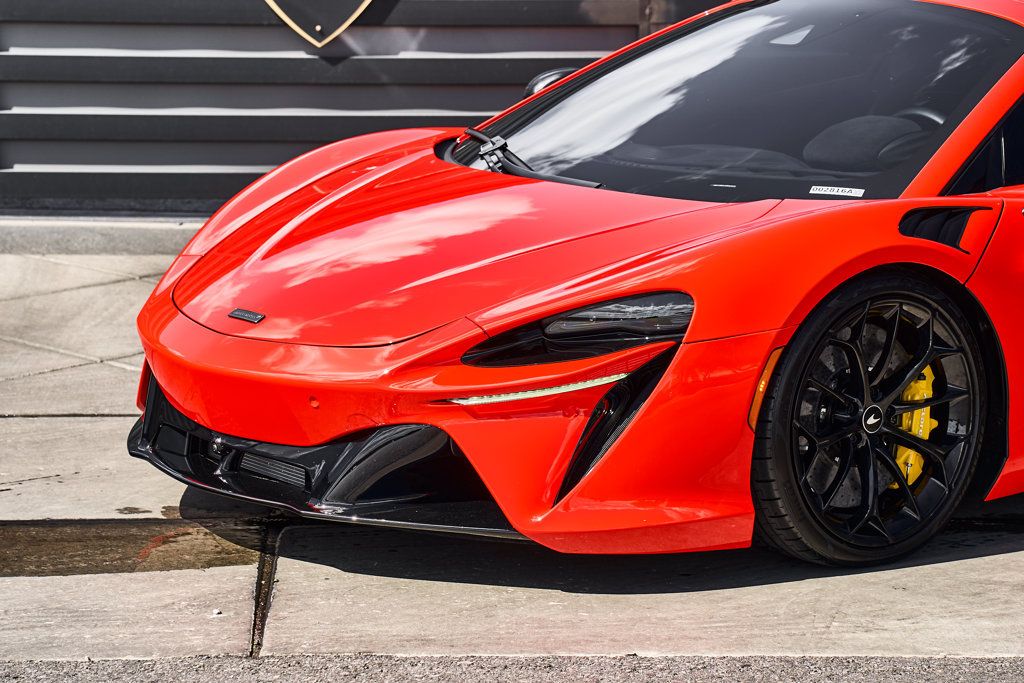 Used 2025 McLaren Artura Spider RWD image 6