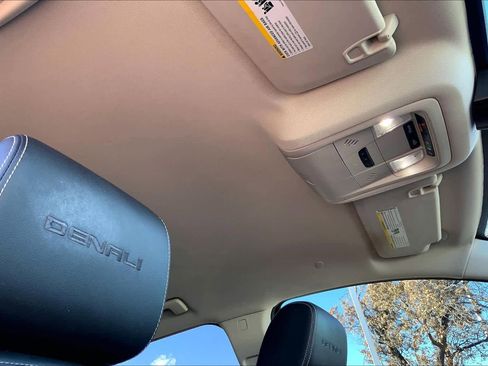 Used 2021 GMC Acadia Denali w/ Denali Technology Package image 13