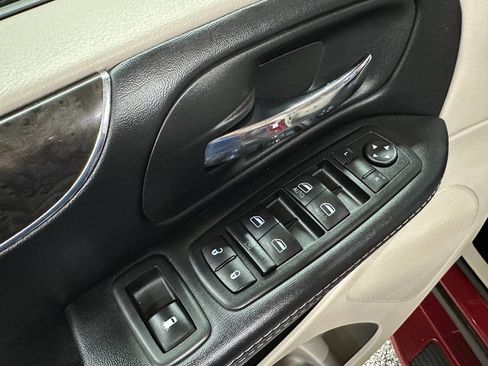 Used 2015 Chrysler Town & Country Touring-L w/ Driver Convenience Group image 20