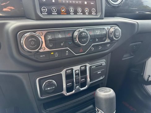 Used 2019 Jeep Wrangler Unlimited Sahara AWD/4WD image 17