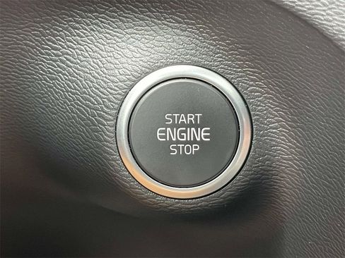 Used 2022 Volvo XC40 T5 R-Design w/ Climate Package image 25