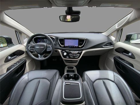Used 2024 Chrysler Pacifica Touring-L FWD image 22