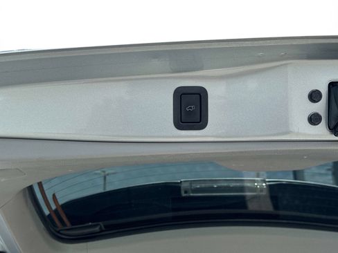 Used 2018 Toyota Highlander XLE image 12