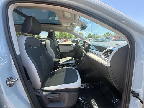 Used 2025 Volkswagen Taos SE w/ Panoramic Sunroof Package AWD/4WD image 24