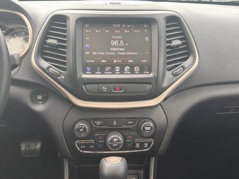 Used 2018 Jeep Cherokee Limited AWD/4WD image 5