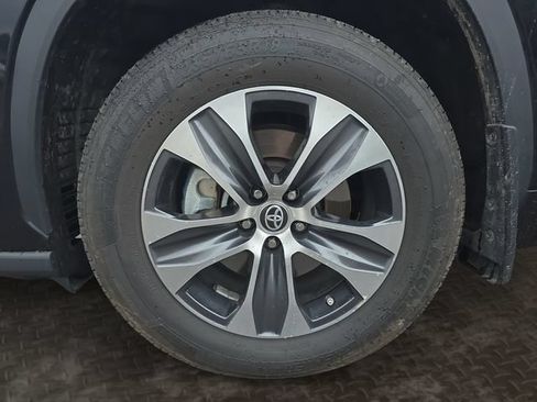 Used 2023 Toyota Highlander XLE AWD/4WD image 10