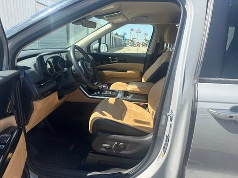 Used 2024 Kia Carnival EX FWD image 3