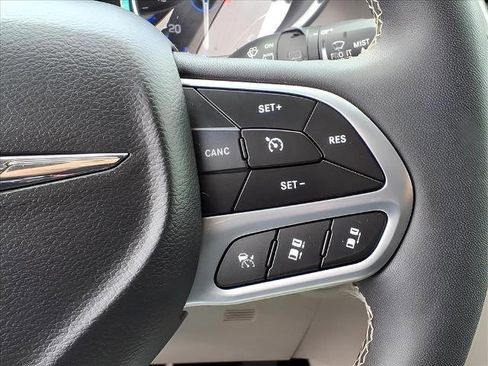 Used 2024 Chrysler Pacifica Touring-L image 17