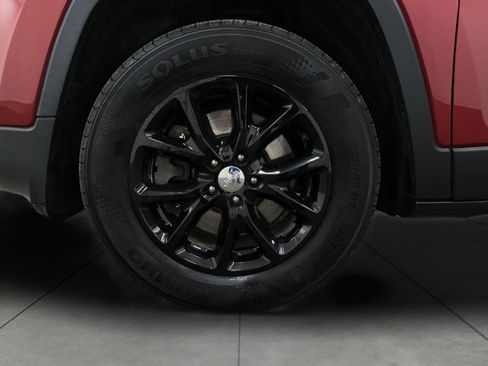 Used 2016 Jeep Cherokee Latitude w/ Cold Weather Group image 12