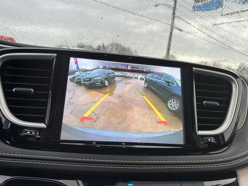 Certified 2022 Chrysler Pacifica Touring-L image 13