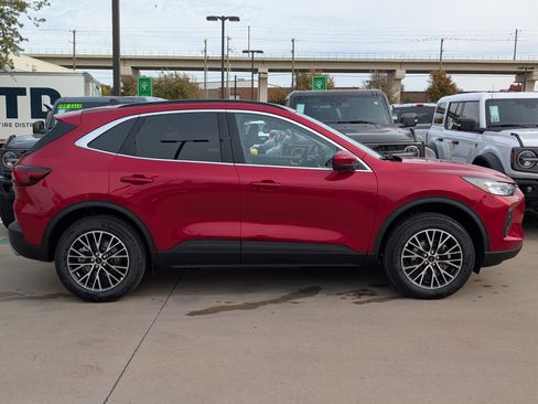 New 2026 Ford Escape SE image 3