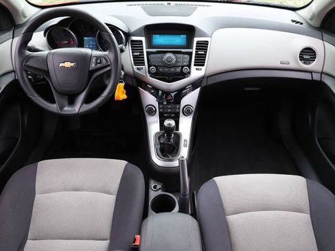 Used 2015 Chevrolet Cruze L FWD image 2