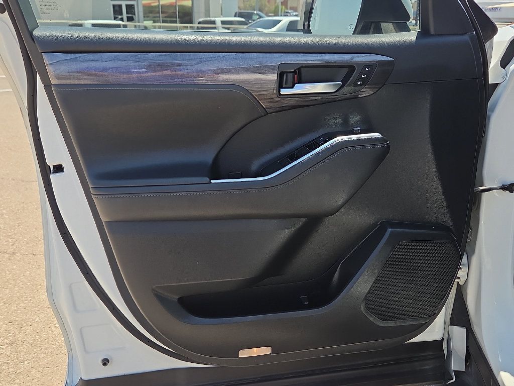 Used 2020 Toyota Highlander Limited AWD/4WD image 17