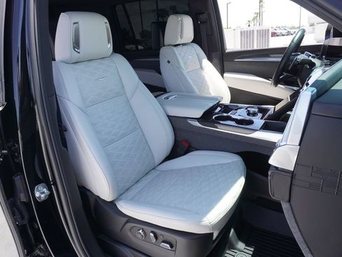 Certified 2025 Cadillac Escalade ESV V AWD/4WD image 13