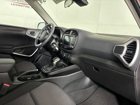 Used 2025 Kia Soul LX w/ LX Technology Package FWD image 31
