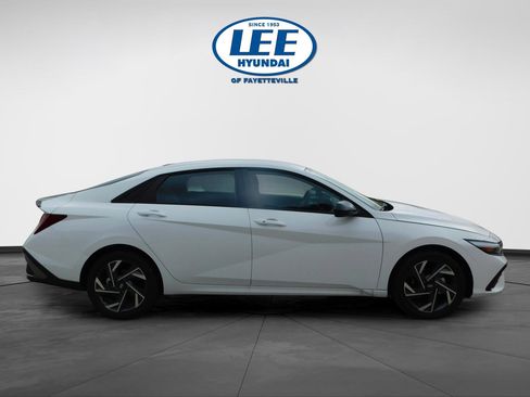 New 2025 Hyundai Elantra SEL image 2