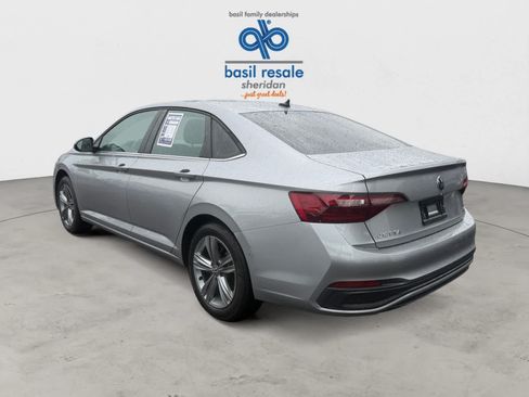 Used 2024 Volkswagen Jetta SE w/ Panoramic Sunroof Package FWD image 4