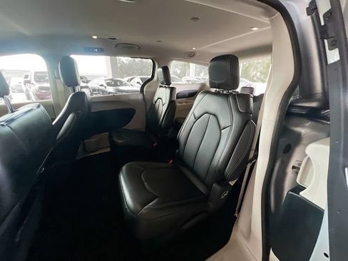 Used 2024 Chrysler Pacifica Touring-L FWD image 27