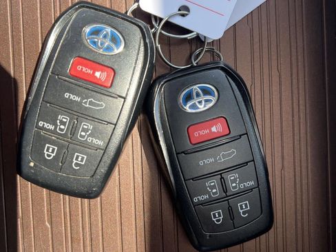Used 2024 Toyota Sienna XLE w/ XLE Plus Package AWD/4WD image 7
