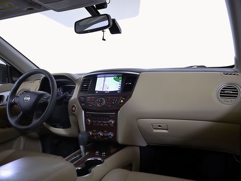 Used 2018 Nissan Pathfinder Platinum FWD image 16