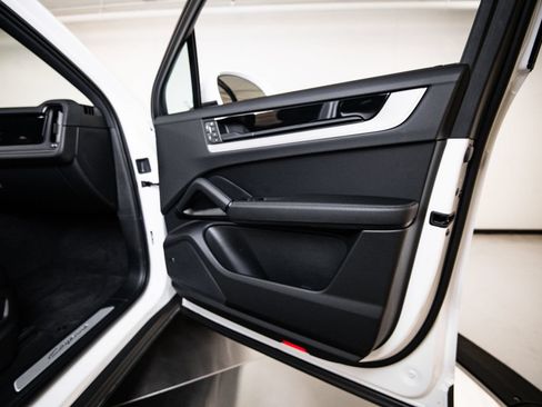 Certified 2026 Porsche Cayenne AWD/4WD image 27
