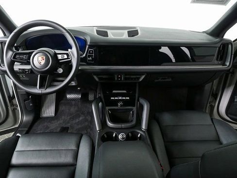 Certified 2025 Porsche Cayenne AWD image 19