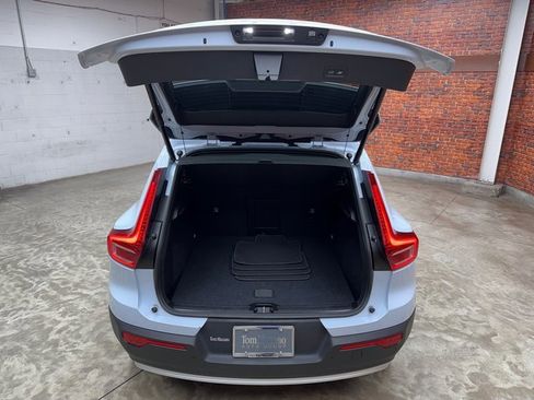 Used 2025 Volvo XC40 B5 Core image 26