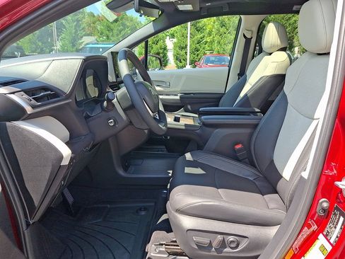 Used 2026 Toyota Sienna Limited AWD/4WD image 14