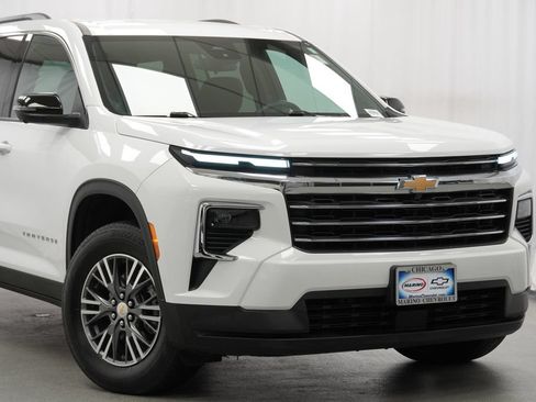 Used 2024 Chevrolet Traverse LT w/ Trailering Package FWD image 9