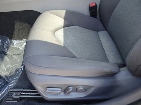 Used 2019 Toyota Camry LE image 10