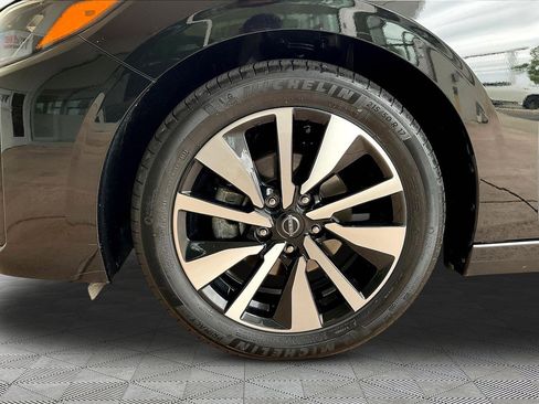 Used 2024 Nissan Sentra SV w/ SV Premium Package FWD image 31