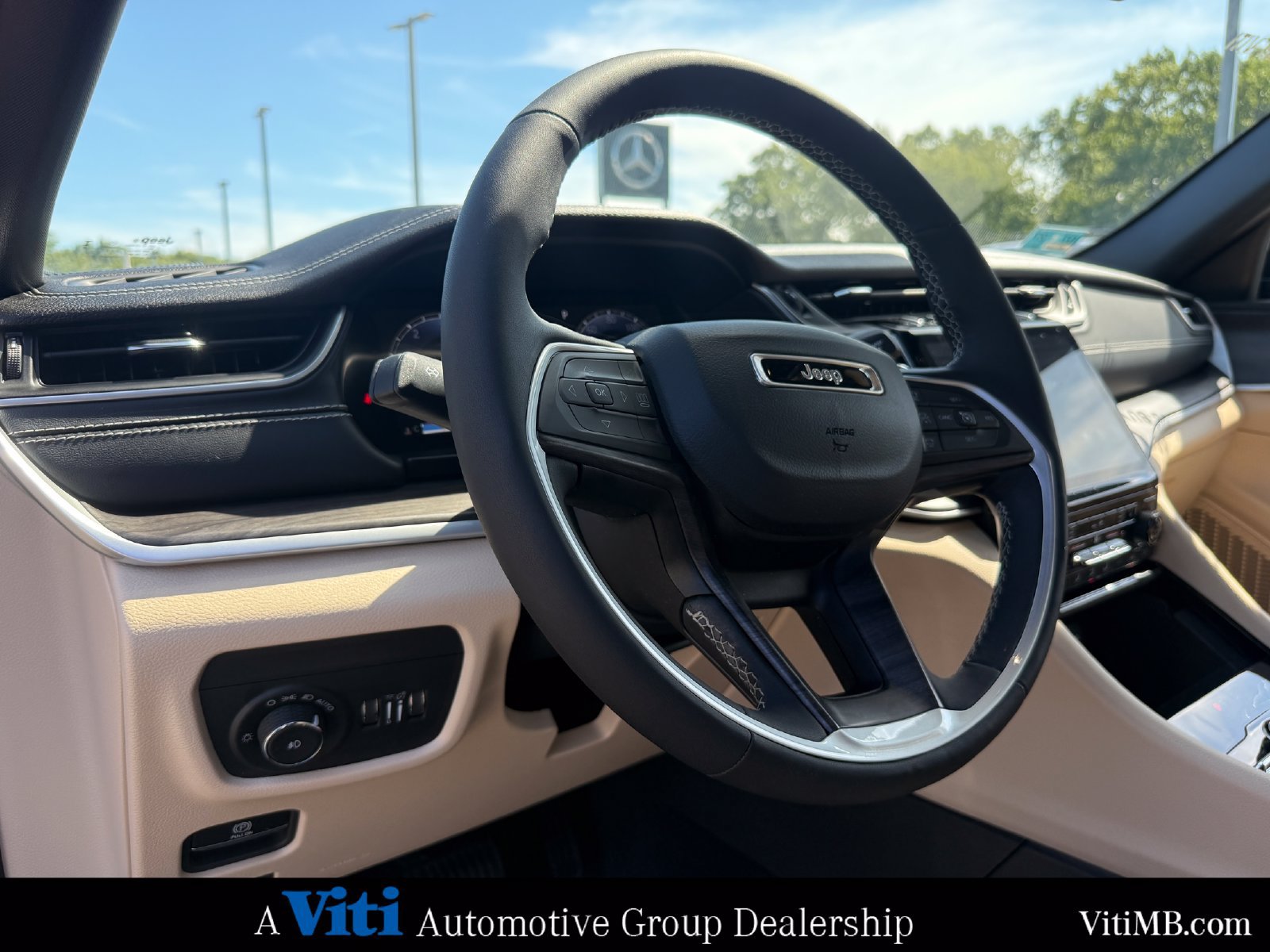 Used 2023 Jeep Grand Cherokee Limited AWD/4WD image 17