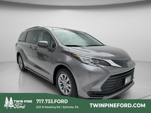 Used 2022 Toyota Sienna LE FWD image 1