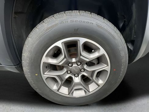 Used 2020 Jeep Cherokee Trailhawk w/ Cold Weather Group image 31