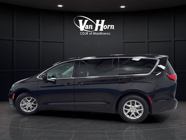 Used 2024 Chrysler Pacifica Touring-L FWD image 4