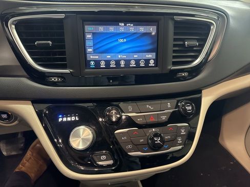 Used 2020 Chrysler Pacifica Touring-L image 9