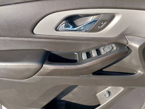 Used 2022 Chevrolet Traverse LT image 36