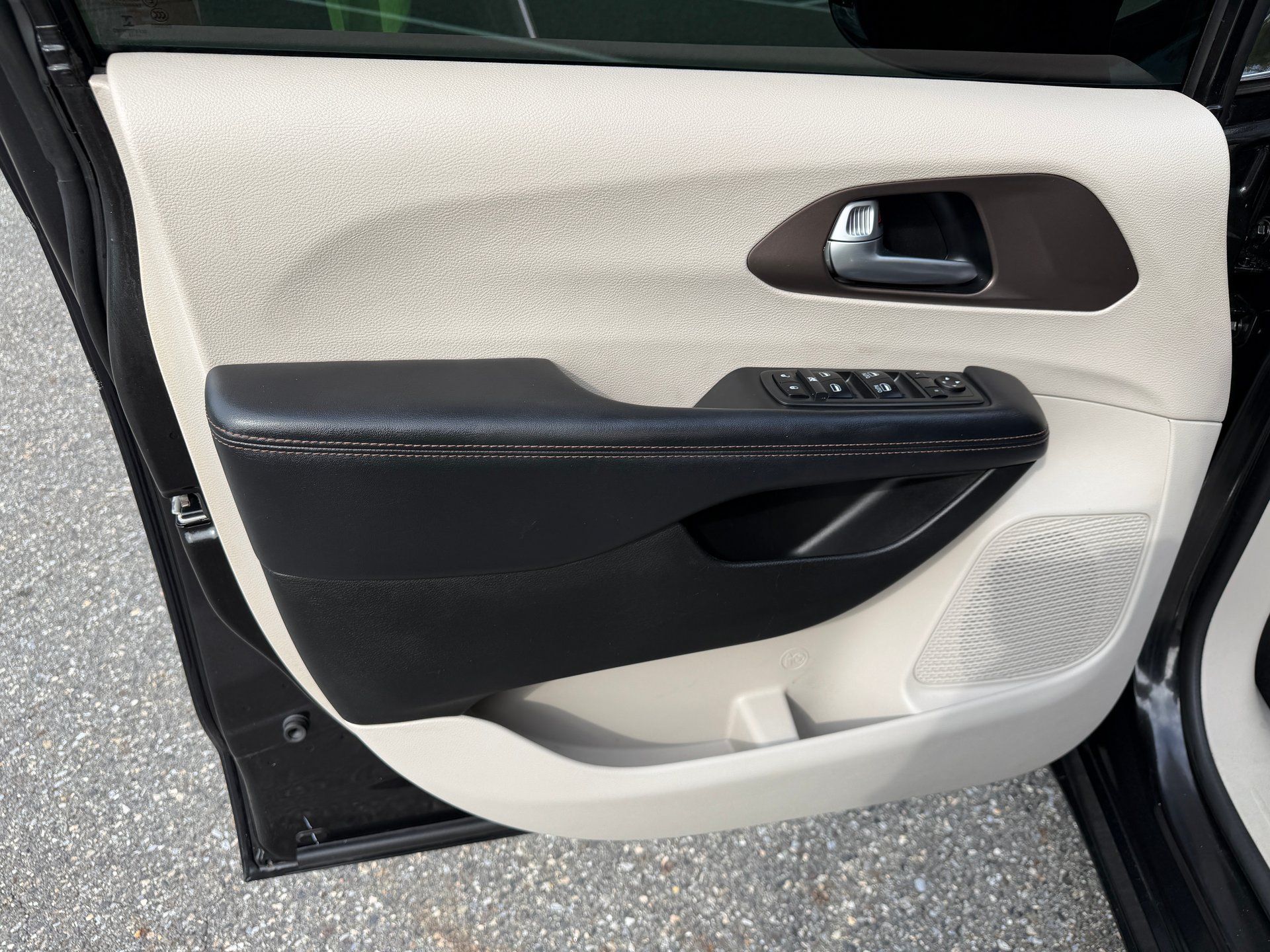 Used 2018 Chrysler Pacifica Touring-L FWD image 16