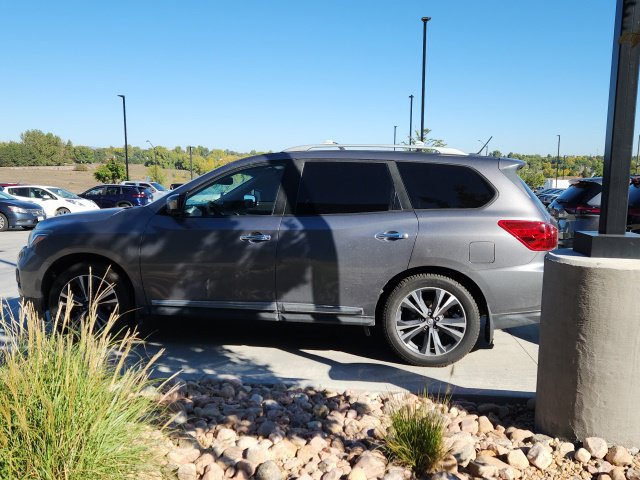Used 2017 Nissan Pathfinder Platinum w/ Family Entertainment Package AWD/4WD image 2
